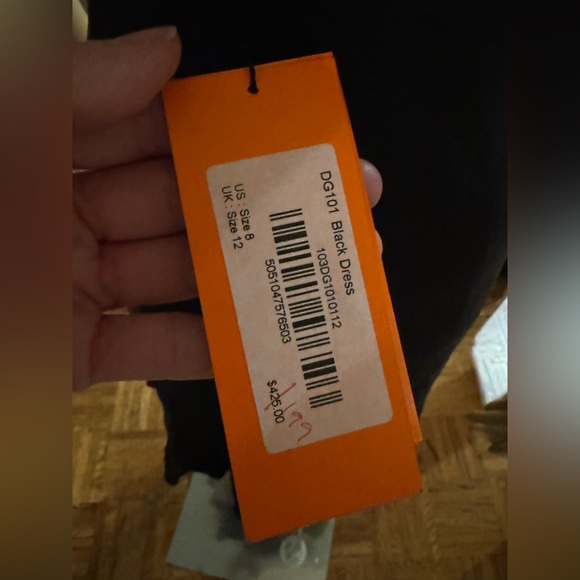 Beautiful Karen Millen dress, size 8 in 100% silk. Gorgeous appliqué. - Picture 4 of 15